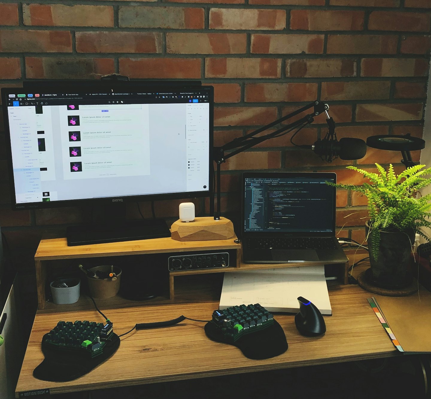 Preventivo Postazione di lavoro tecnologica con monitor e attrezzature su una scrivania di legno.