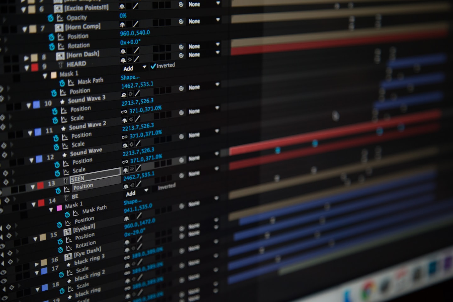 Home Schermo del computer mostra un'interfaccia complessa di software di editing video con codice e timeline.