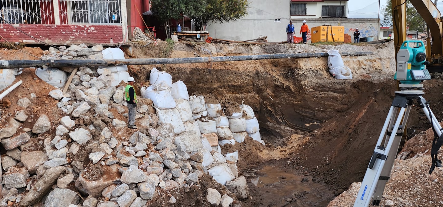 Operaio con giubbotto ad alta visibilità in un cantiere attivo.