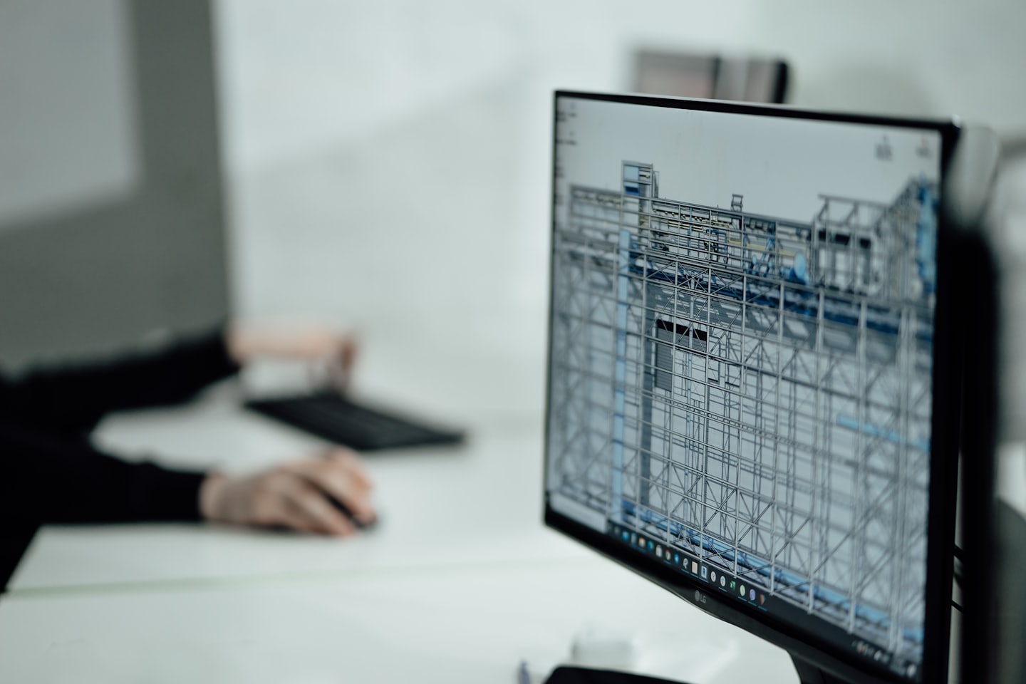 Informazioni Monitor del computer mostra un modello 3D wireframe con mani sulla tastiera.